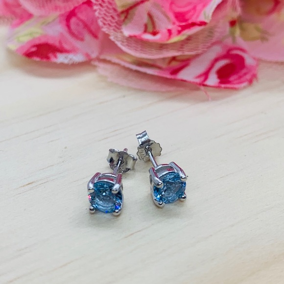🌟 Sterling Silver 925 Blue Topaz Stud Earrings - Picture 2 of 5